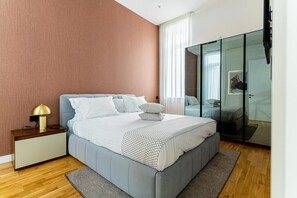 Tabla de planchar con plancha y ropa de cama 