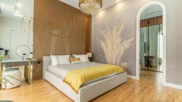 Een strijkplank/strijkijzer, beddengoed