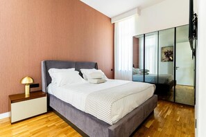 Tabla de planchar con plancha y ropa de cama