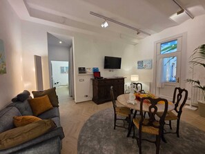 TV - Ganaceto 100 - yellow aparment in Modena city center palace - MW Collection (Modena)