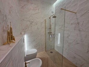 Shower, hair dryer, bidet, towels - Ganaceto 100 - yellow aparment in Modena city center palace - MW Collection (Modena)