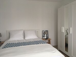 1 slaapkamer, een strijkplank/strijkijzer, beddengoed, rolstoeltoegang