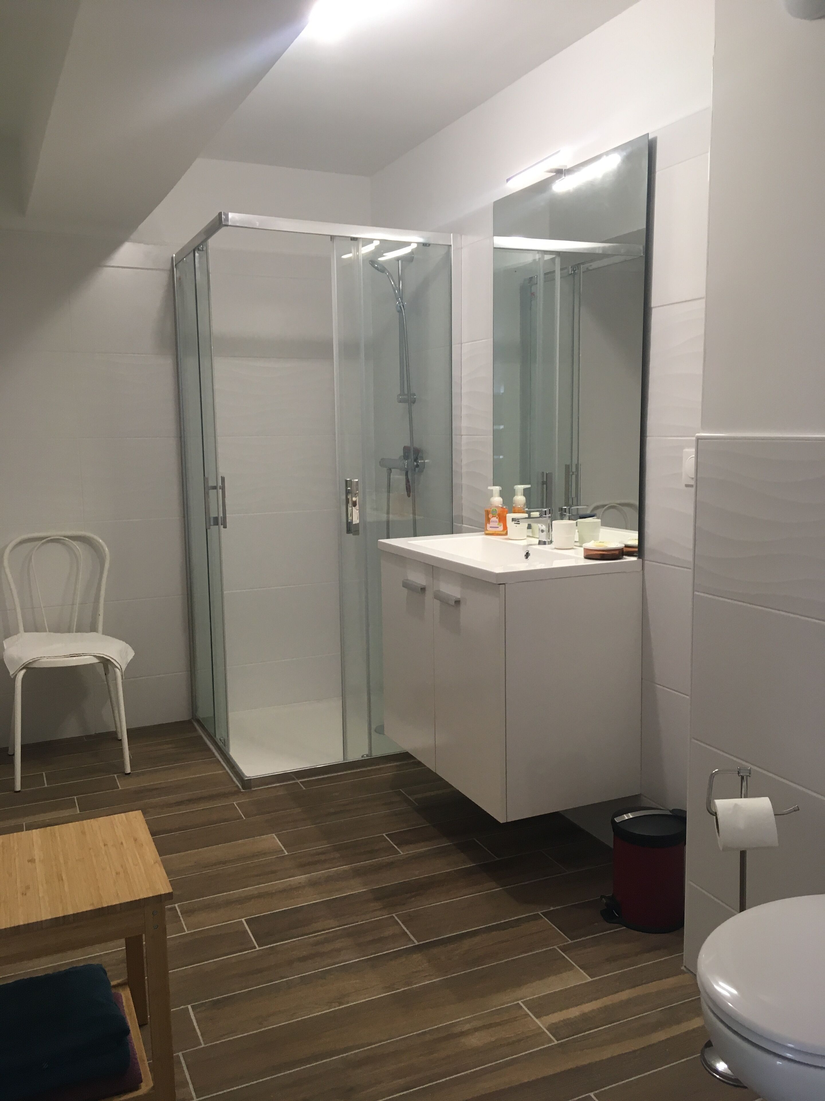 Douche, sèche-cheveux, serviettes fournies, savon