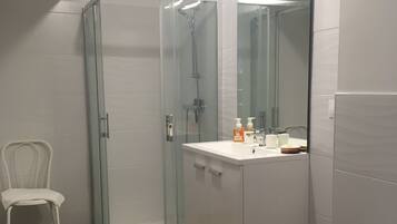 Douche, sĂšche-cheveux, serviettes fournies, savon