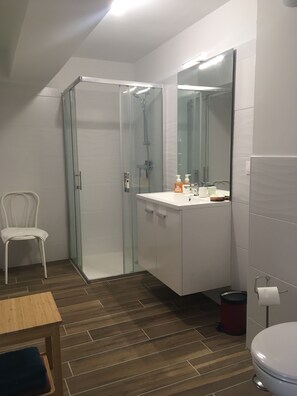 Een douche, een haardroger, handdoeken, zeep