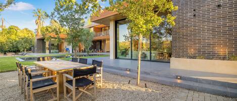 奢华独立别墅, 多张床, 私人游泳池, 山景 (Oak Pass Manor) | 室外用餐