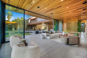 Casa superluxo, várias camas, piscina particular, vista para a montanha (Oak Pass Manor) | Terraço/pátio