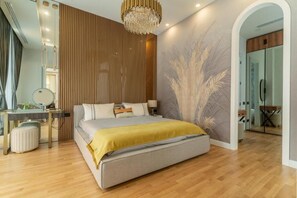 Iron/ironing board, bed sheets