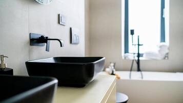 ヘアドライヤー、タオル、石鹸、トイレットペーパー