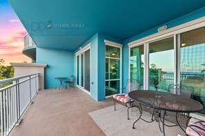 Outdoor dining - Legacy Tower Two 307 Overlooks the beautiful Gulf. (Gulfport)