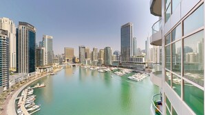 Ein Yachthafen mit vertäuten Booten, umgeben von Hochhäusern mit moderner Architektur.