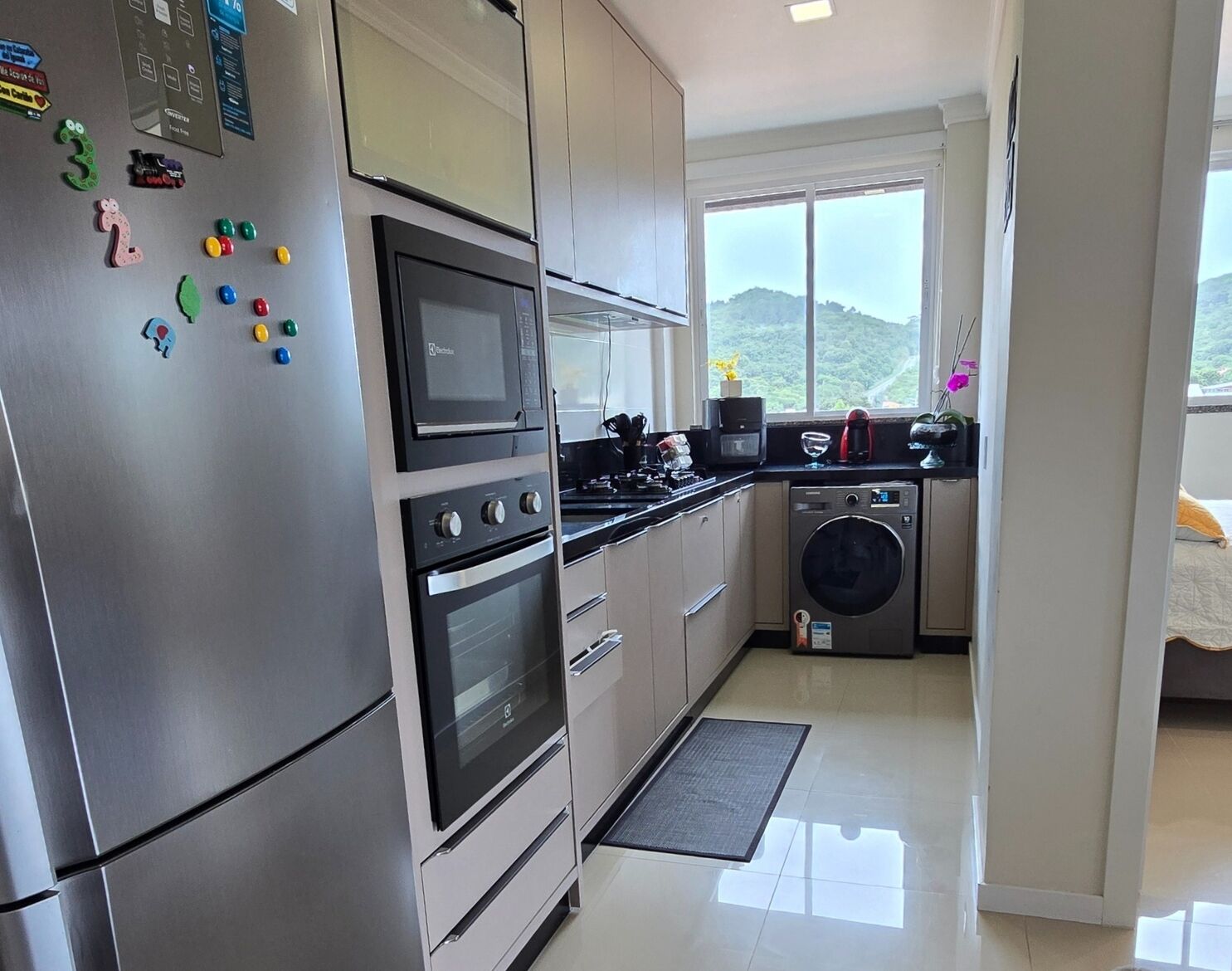 Geladeira, micro-ondas, fogão, cooktop