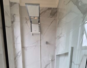 Shower, hair dryer, bidet, toilet paper - Comfortable penthouse with pool just a few meters from Bombinhas beach. (Bombinhas)
