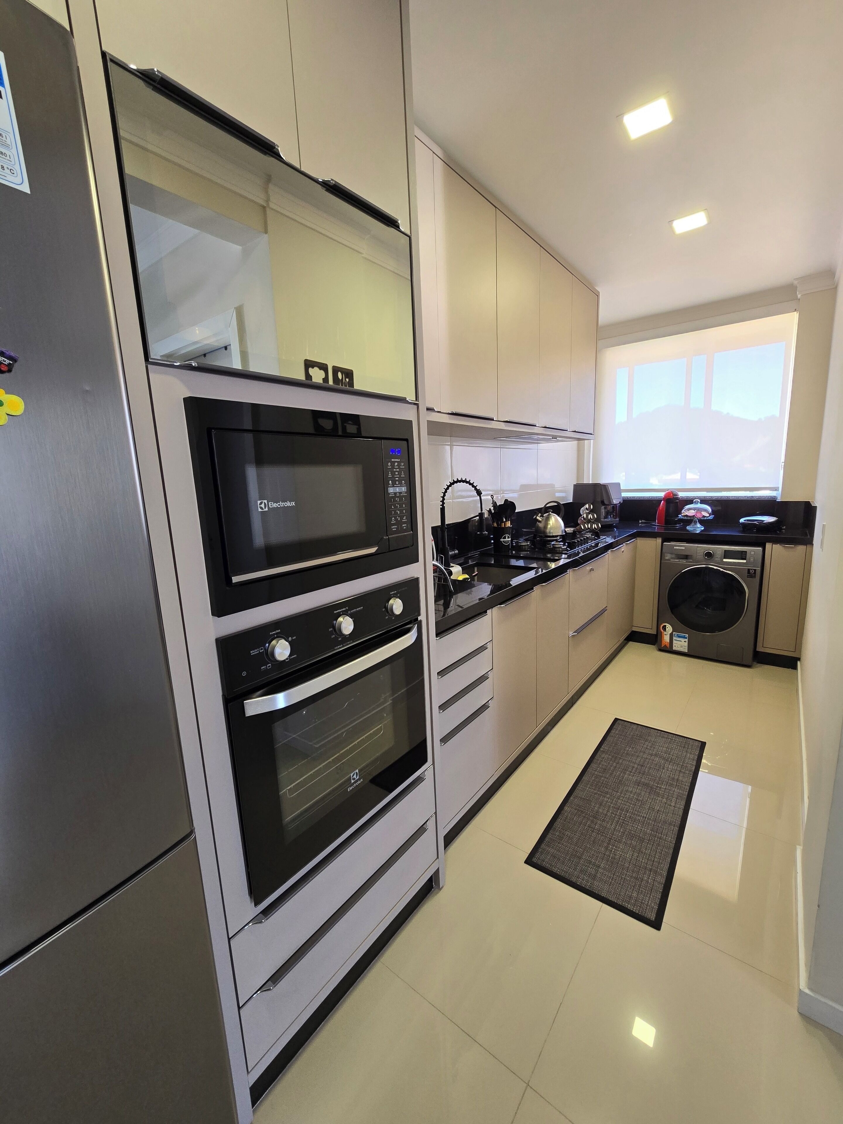 Geladeira, micro-ondas, fogão, cooktop