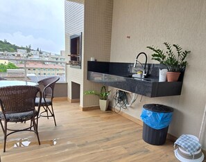 Outdoor dining - Comfortable penthouse with pool just a few meters from Bombinhas beach. (Bombinhas)