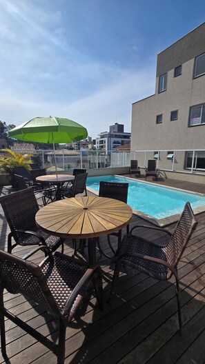 Outdoor pool - Comfortable penthouse with pool just a few meters from Bombinhas beach. (Bombinhas)