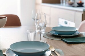 A dining table set with plates, glasses, and cutlery. - Olive - MyHomeinComo (Acquaseria)