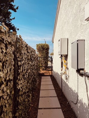 المنطقة المحيطة بالمنشأة