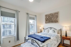 3 bedrooms, desk, iron/ironing board, travel cot - Parking, Steps to Metro! DC Gem 3 Mi to Nat’l Mall (Washington)