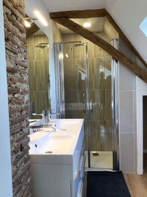 Dusche, Haartrockner, Handtücher, Seife