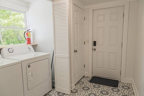 Mid-Century Modern 2 bedroom home in Downtown Woodstock