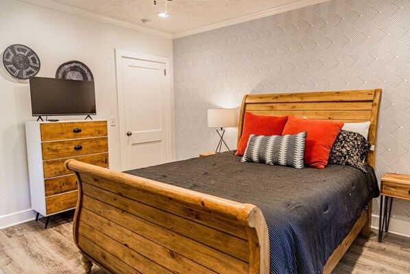 Desk, iron/ironing board, WiFi, bed sheets