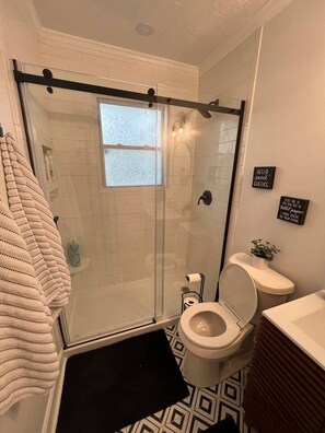 Shower, hair dryer - Mid-Century Modern 2 bedroom home in Downtown Woodstock (Woodstock)