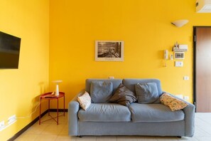 TV - Cozy 45 square meters apartment, perfect for four people, located on the first floor of an apartment building (NO elevator).The property is located in the Bicocca University area, a lively neighborhood filled with restaurants, cocktail bars, and pubs. Th (Milan)