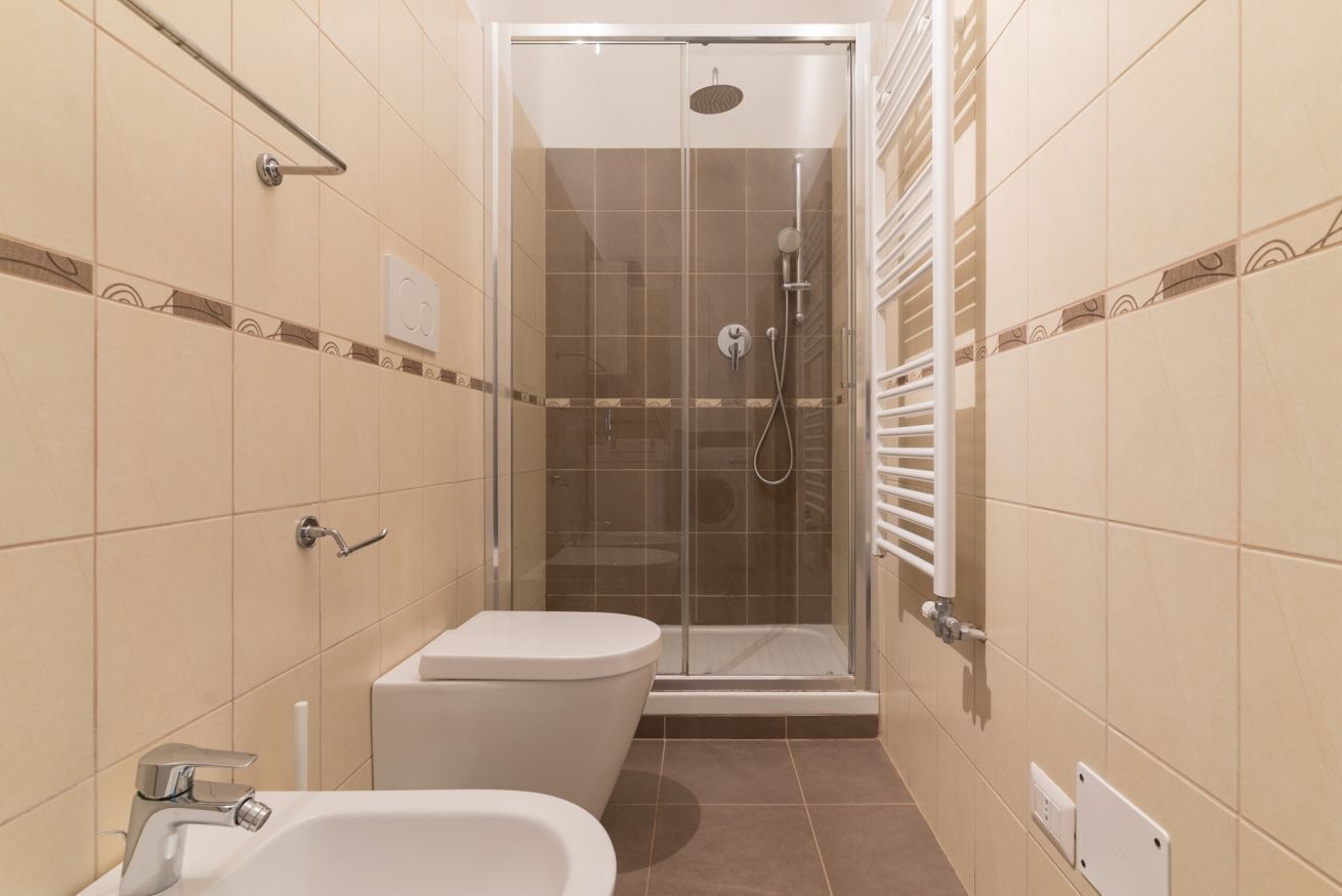 Een douche, een haardroger, een bidet, handdoeken