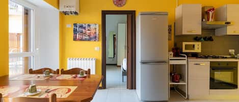 冷蔵庫、電子レンジ、オーブン、コンロ