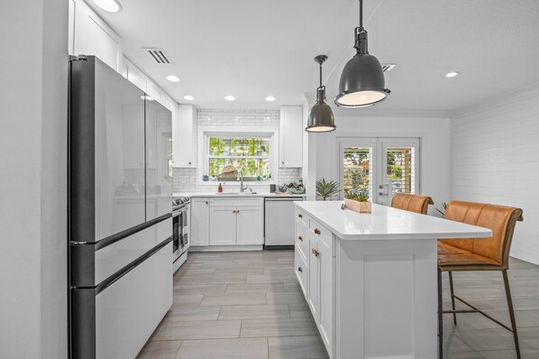 Private kitchen - The Waterfront Family Oasis- Pool, Dock & Relaxing Backyard (Ellenton)