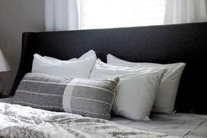 3 habitaciones, escritorio y tabla de planchar con plancha 