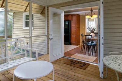 Serene Pineville | Screened Patio | 5 Min Atrium