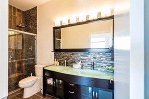 Een douche, een haardroger, handdoeken, shampoo