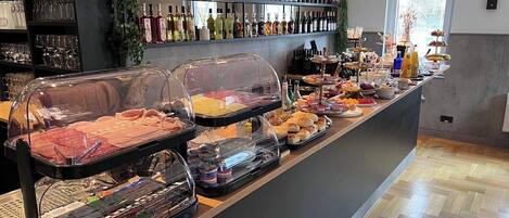 Free daily buffet breakfast