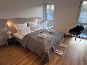 Habitación doble Deluxe, vista al patio | Espacio para trabajar con laptop, cortinas blackout y insonorización