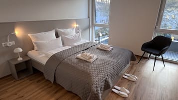 Dobbeltrom – deluxe, privat bad | Skrivebord for bærbar PC, blendingsgardiner og lydisolert