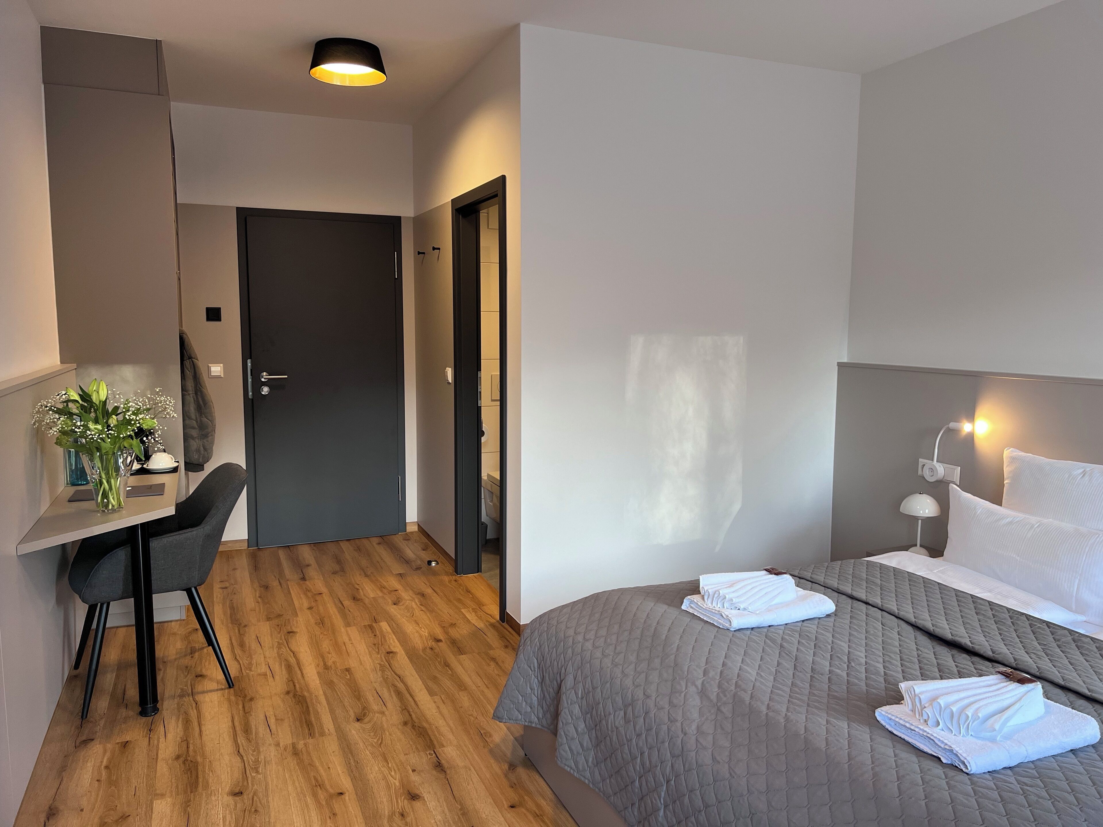 Deluxe-Doppelzimmer, Blick auf den Innenhof | Laptopgeeigneter Arbeitsplatz, Verdunkelungsvorhänge