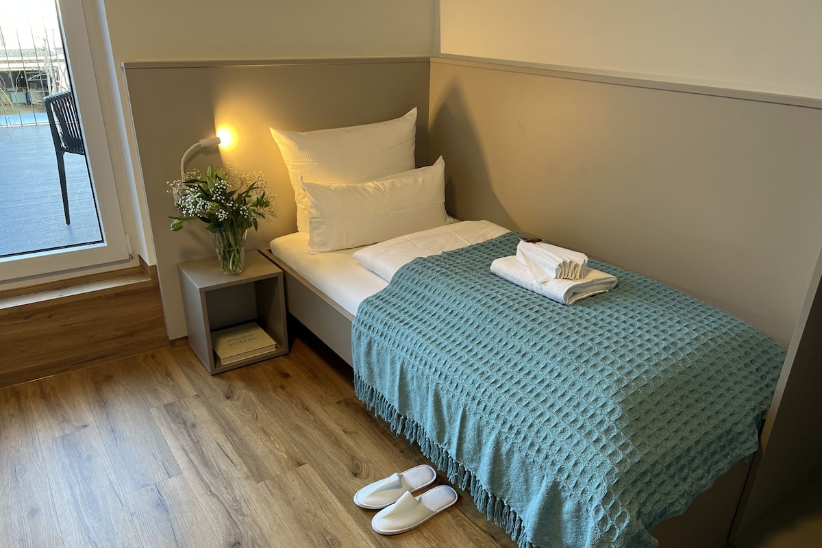 Deluxe Single Room, Private Bathroom | Laptop workspace, blackout drapes, soundproofing, iron/ironing board