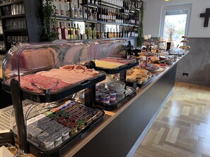 包含每日自助早餐