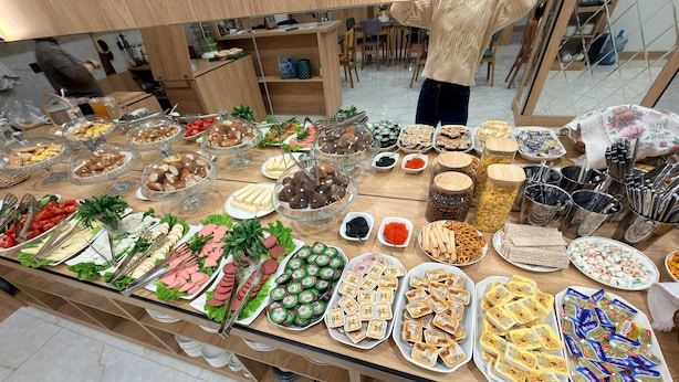 Un bufé con diversos alimentos y utensilios.