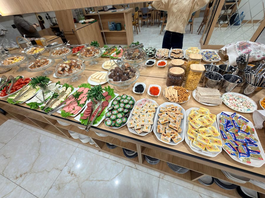 Un bufé con diversos alimentos y utensilios.