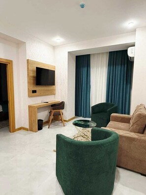 Family Suite | Premium bedding, minibar, iron/ironing board, free WiFi - Khatai Royal Hotel (Baku)