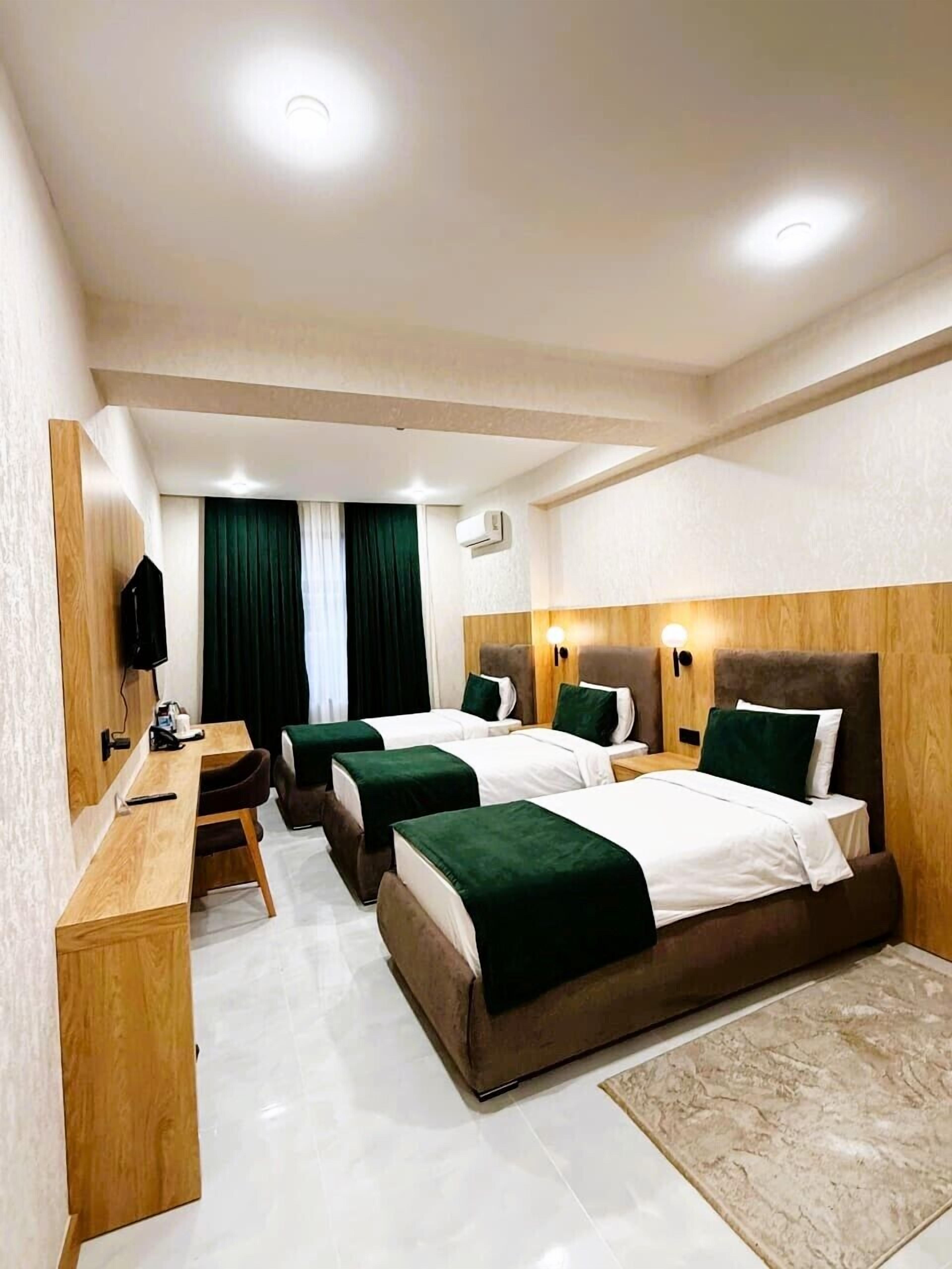 Triple Room | Iron/ironing board, free WiFi