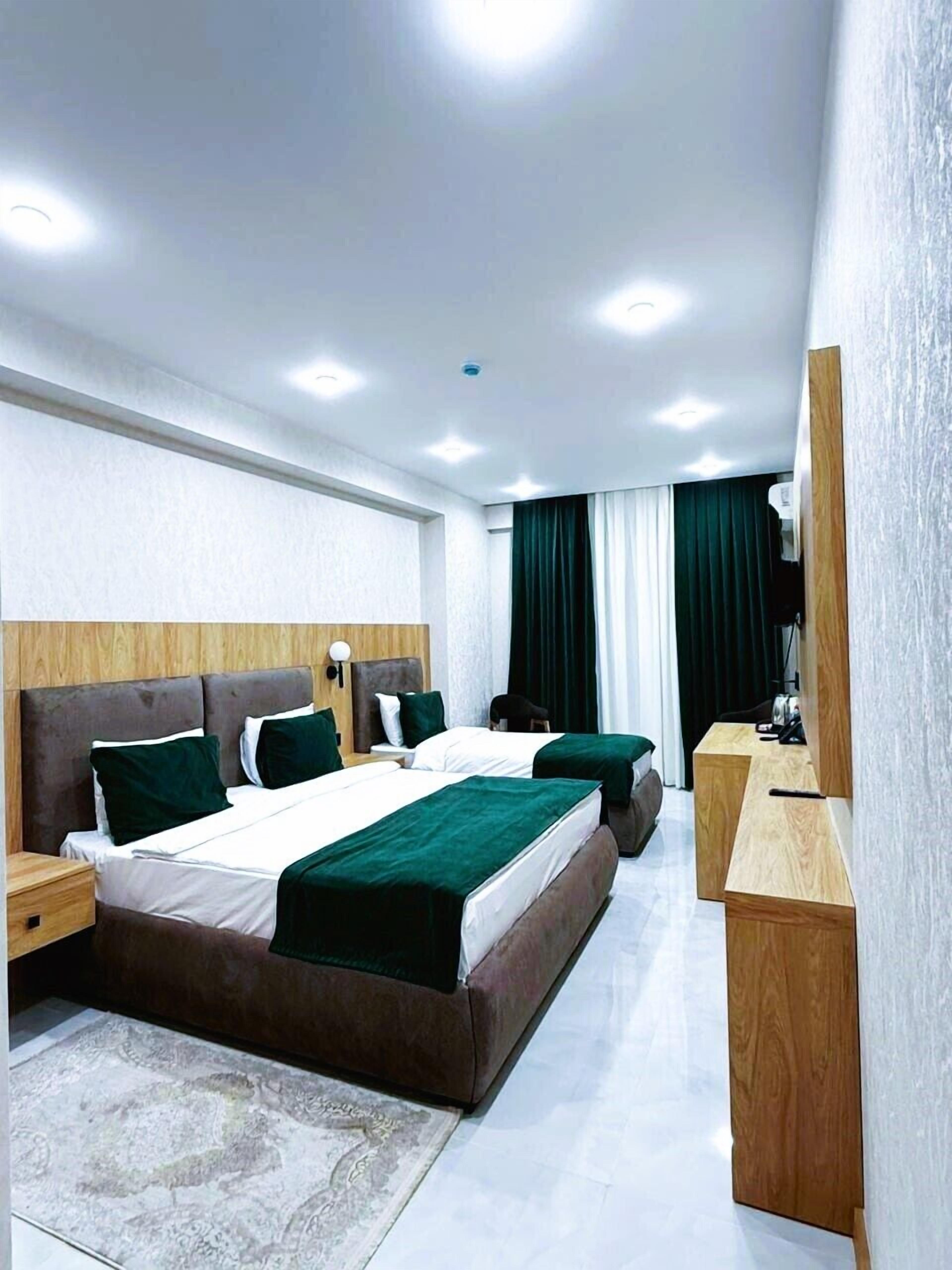 Habitación triple | Tabla de planchar con plancha y wifi gratis 