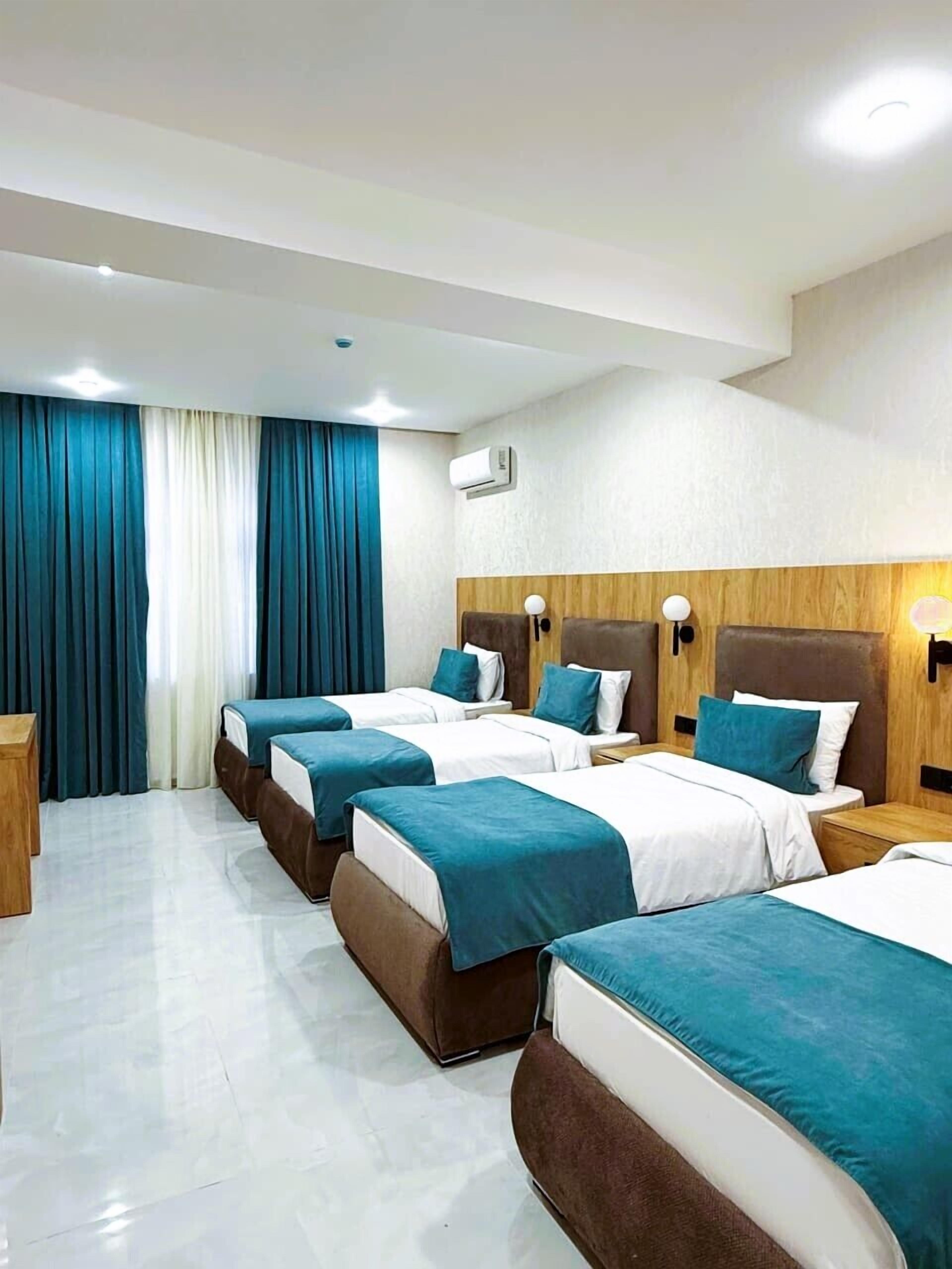 Habitación cuádruple | Tabla de planchar con plancha y wifi gratis 