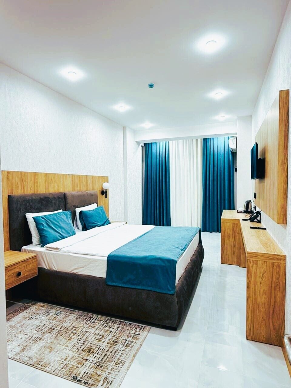 Premium bedding, minibar, iron/ironing board, free WiFi