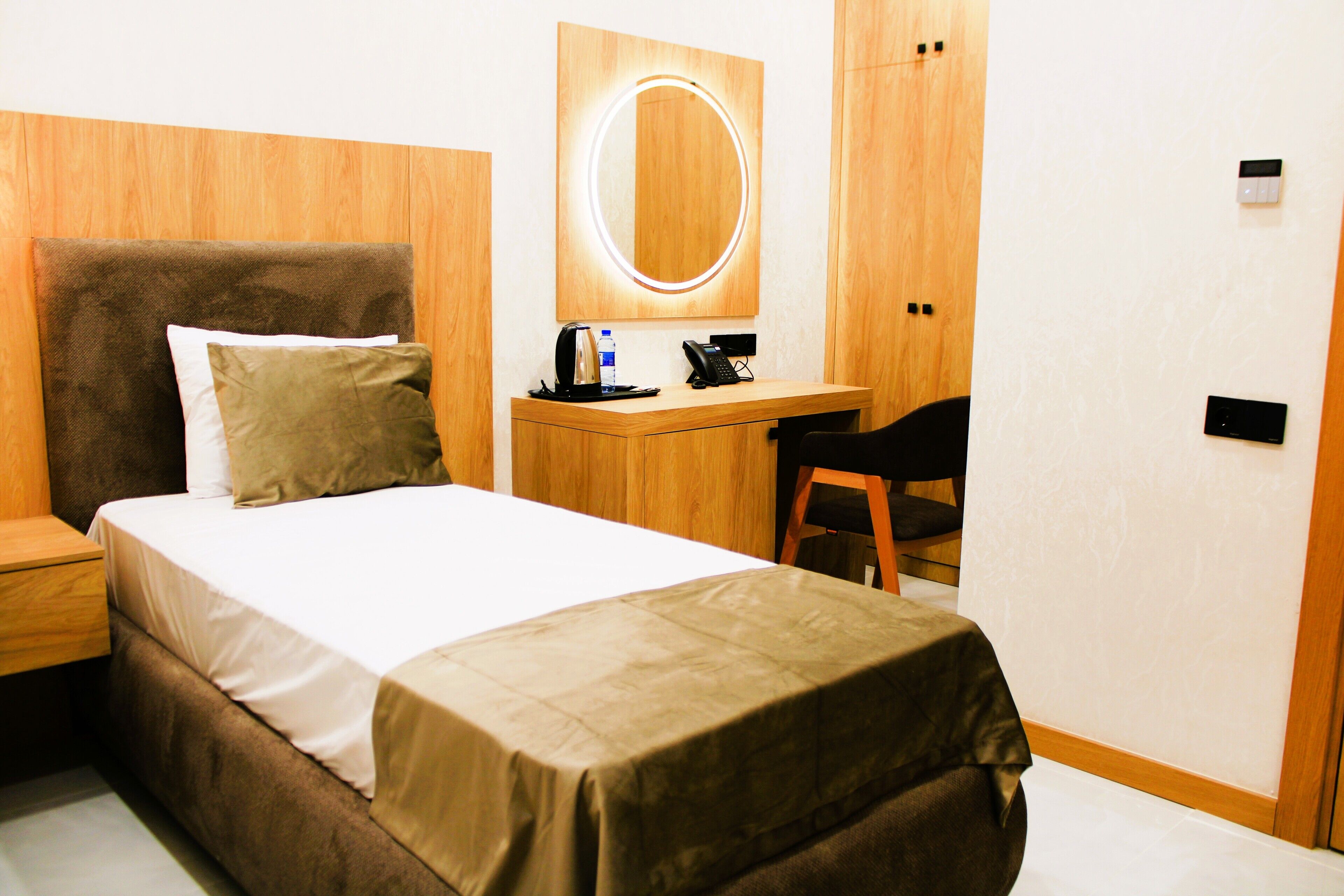 Habitación individual básica | Tabla de planchar con plancha y wifi gratis 