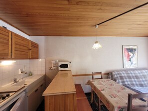 Fridge, microwave, coffee/tea maker, electric kettle - Studio with sleeping nook - near the slopes, for 4 people (Saint-Chaffrey)