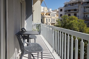 Outdoor dining - Athens Acropolis Residence, by the Acropolis Museum (Athens)